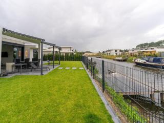 Pet-Friendly Villa with Jetty Access, cleaning included - Zeewolde - 4
