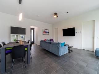 Pet-Friendly Villa with Jetty Access, cleaning included - Zeewolde - 2