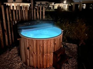 Villa with spacious garden and electric hot tub, cleaning included - Zeewolde - 8