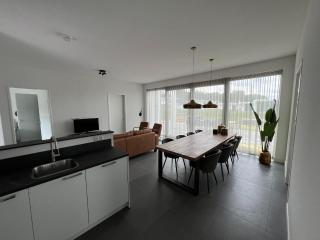Villa with spacious garden and electric hot tub, cleaning included - Zeewolde - 2