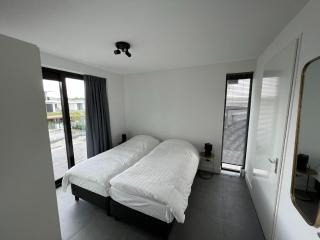 Villa with spacious garden and electric hot tub, cleaning included - Zeewolde - 6
