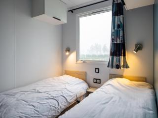 Chalet in Friesland near Alde Feanen, cleaning included - De Veenhoop - 2
