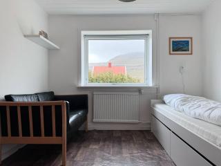 Lovely 5-bedroom House With Cozy Interiors - Trongisvágur - 7