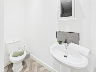 Five Bedroom Home with En Suites - Darlington - 4
