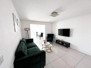 Spacious Modern 4BD House - Hull - 7