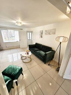 Spacious Modern 4BD House - Hull - 9
