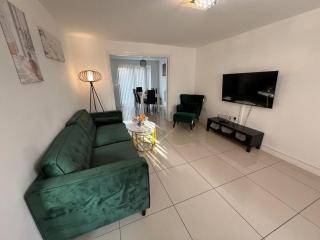 Spacious Modern 4BD House - Hull - 3