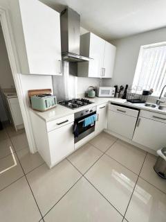 Spacious Modern 4BD House - Hull - 2