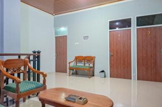 RedDoorz Syariah at Fariza Guesthouse Kendal - Brangsong - 8