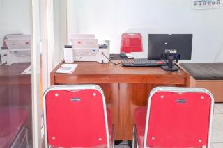 RedDoorz Syariah at Fariza Guesthouse Kendal - Brangsong - 9