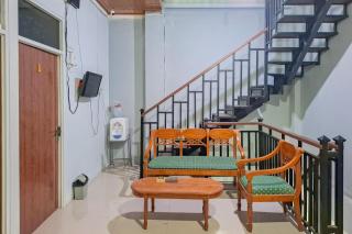 RedDoorz Syariah at Fariza Guesthouse Kendal - Brangsong - 4
