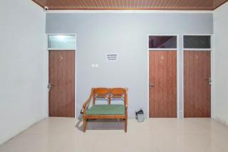 RedDoorz Syariah at Fariza Guesthouse Kendal - Brangsong - 1
