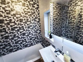 3-Bed Family Haven with Free Parking - Huddersfield - 8