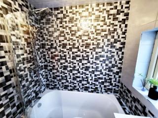 3-Bed Family Haven with Free Parking - Huddersfield - 7