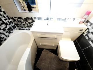 3-Bed Family Haven with Free Parking - Huddersfield - 6