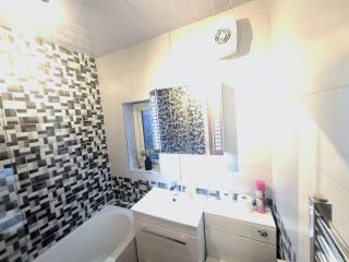 3-Bed Family Haven with Free Parking - Huddersfield - 5