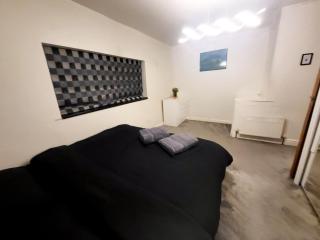 3-Bed Family Haven with Free Parking - Huddersfield - 4