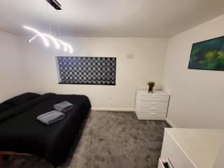 3-Bed Family Haven with Free Parking - Huddersfield - 2