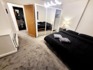 3-Bed Family Haven with Free Parking - Huddersfield - 1