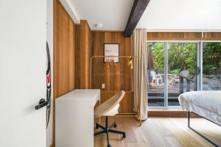 A Picturesque ground floor home surrounded by flowers - Vancouver - 3