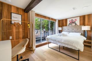 A Picturesque ground floor home surrounded by flowers - Vancouver - 4