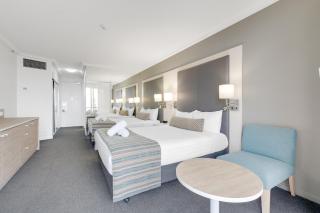 Ocean-View Studio - Walk to Cavill & Beach - 4