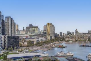 Docklands Waterfront Elegance with Cityscape Views - Melbourne - 9