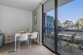 Docklands Waterfront Elegance with Cityscape Views - Melbourne - 4
