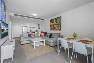 Docklands Waterfront Elegance with Cityscape Views - Melbourne - 3