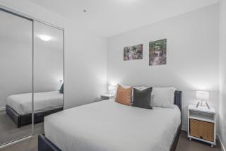 Docklands Waterfront Elegance with Cityscape Views - Melbourne - 1