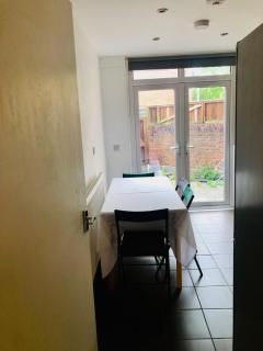 Spacious 4 bedroom apartment 20 min to Central London - Londra - 5