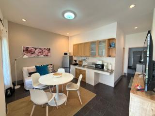 Tropical 1 Bedroom Pool House In Central Location - 0
