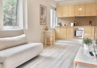 Prime location unit with backyard - Sidney - 8