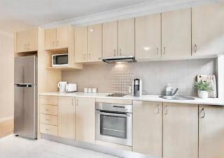 Prime location unit with backyard - Sidney - 7