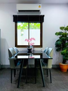 Tropical 2 Bedroom Pool House In Central Location - 6