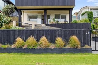 Wow On Wanaka Bay - beachfront living at its best - New Plymouth - 6