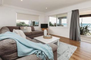 Wow On Wanaka Bay - beachfront living at its best - New Plymouth - 3