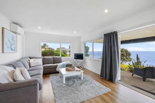 Wow On Wanaka Bay - beachfront living at its best - New Plymouth - 1