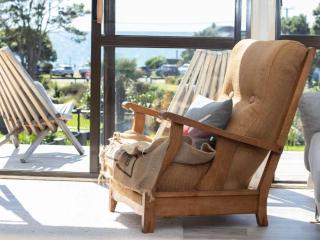 Aqua Vista On Arden - beachfront bach in Oakura - 3