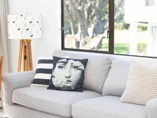 Aqua Vista On Arden - beachfront bach in Oakura - 1