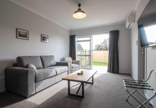 The Window Seat - pet-friendly 1BR apartment - Waitara - 0