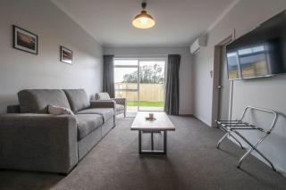 The Window Seat - pet-friendly 1BR apartment - Waitara - 7