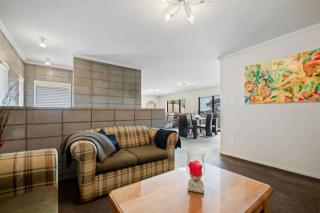 Seven By The Sea - stylish apartment near port - 4