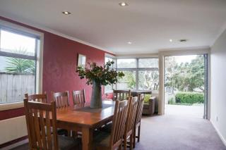 Relax on Richmond - modern beachside house retreat - New Plymouth - 6
