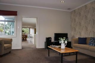 Relax on Richmond - modern beachside house retreat - New Plymouth - 2