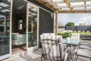 Relax on Richmond - modern beachside house retreat - New Plymouth - 1