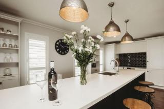 Buller Noire - luxury New Plymouth oceanview home - 4