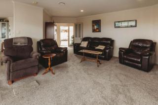 Stay At Saddle Row - 3BR home with outdoor patio - New Plymouth - 3