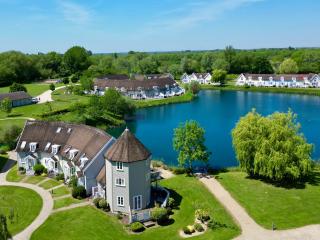 Pepperpot Lakeside Lodge on Isis & Windrush Lakes in the Cotswold Lakes - South Cerney - 0