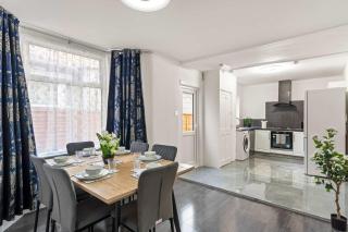 Modern 4 Bed Home in East Ham Perfect for Business & Contractors Sleeps 8 - Londra - 2